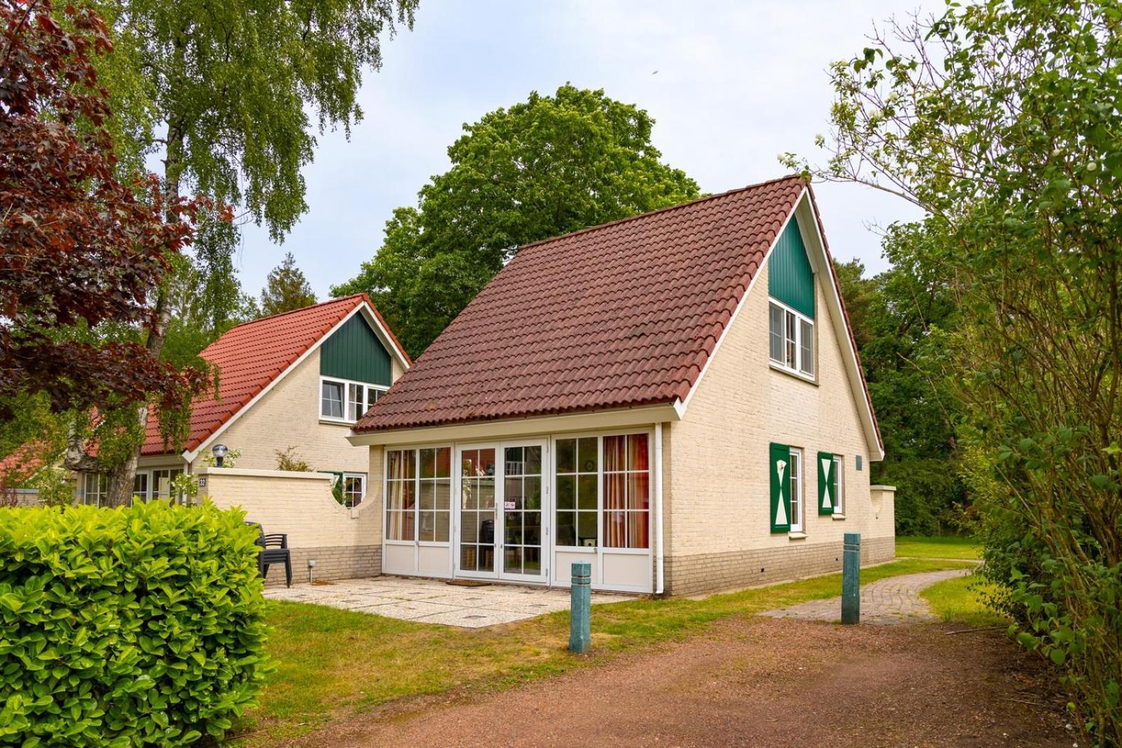Bungalow - 6 Personen Gelegen In De Nabije Omgeving Van Avonturenpark Hellendoorn En De Prachtige Sallandse Heuvelrug En Eelerberg Exterior photo